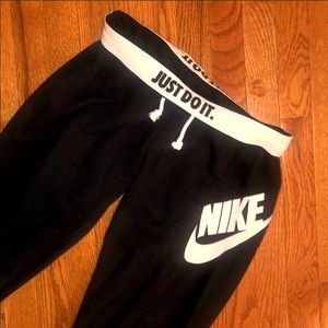 Nike Skinny-Legged Black Jogger Sweatpants - JUST DO IT Elastic Waistband
